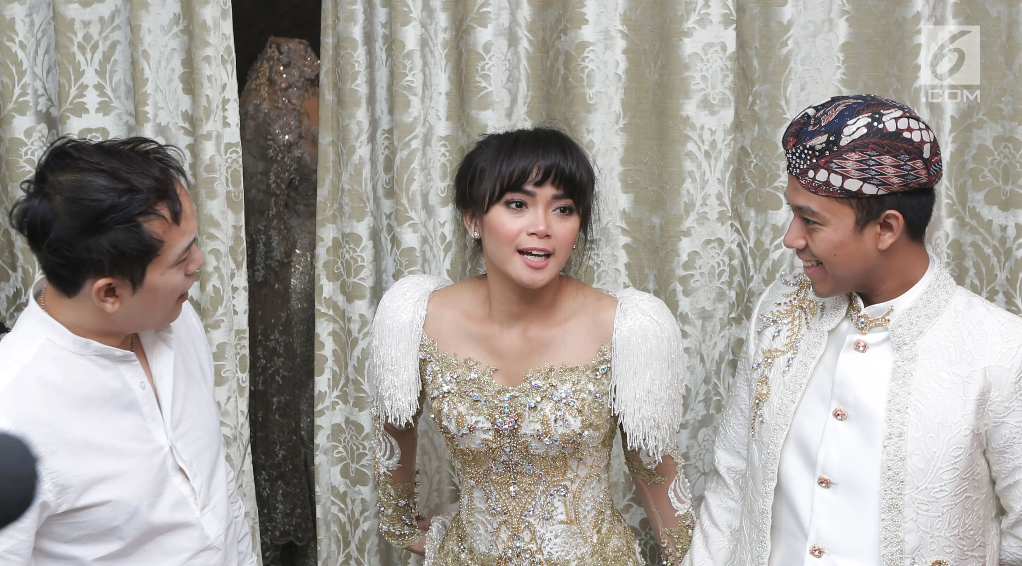Sheza Idris bersama pasangannya Surya Ibrahim diwawancarai awak media saat melakukan fitting baju pernikahan di kawasan Tebet, Jakarta, Kamis (3/8). (Liputan6.com/Herman Zakharia)