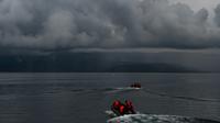 Ilustrasi penyelamatan kapal terbalik (AFP Photo)