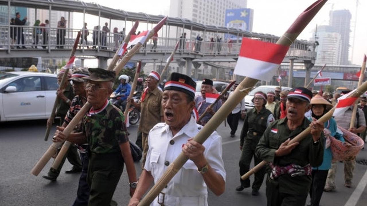 Semarak pawai Hari Veteran, bekas pejuang bawa bambu runcing