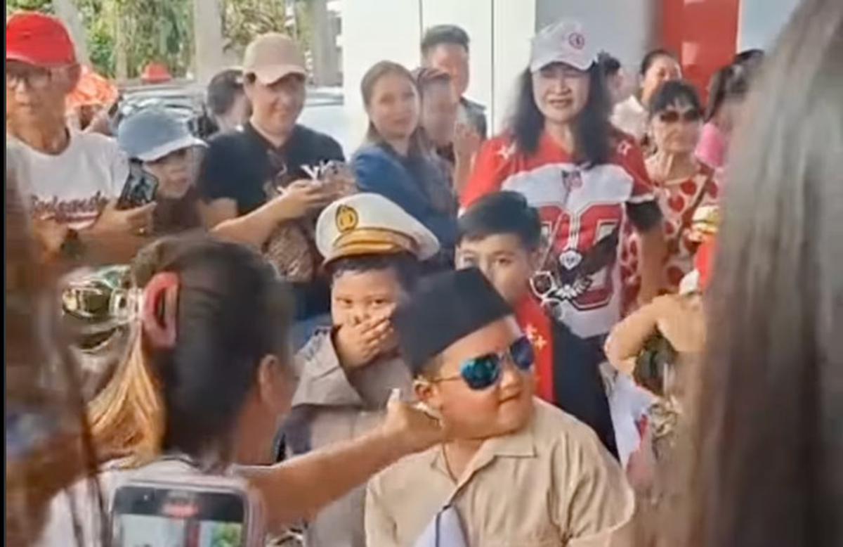 Viral Bocah 'Gemoy' Mirip Prabowo Goyang Oke Gas di Karnaval Agustusan Curi Perhatian Sekpri Presiden: Ada Kontaknya?