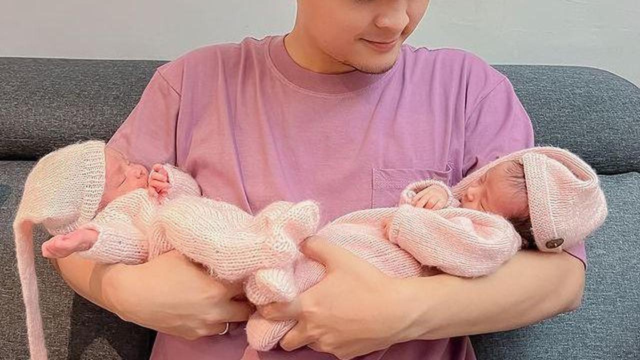 Memiliki anak kembar, beginilah momen saat Anandito menggendong si kembar cantik Alma dan Alsha saat baru lahir. Menanti buah hati selama 4 tahun usai menikah, terbayar sudah saat dikaruniai bayi kembar ini. <br><br>