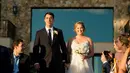 Amy Schumer menikah dengan Chris Fischer pada 13 Februari 2018. Keduanya baru terlihat kencan 3 bulan sebelumnya. (People Magazine)
