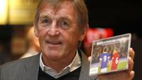JUAL - Legenda Liverpool, Kenny Dalglish, rela menjual medali Liga Champions demi membantu pengobatan kanker payudara. (Daily Mail)