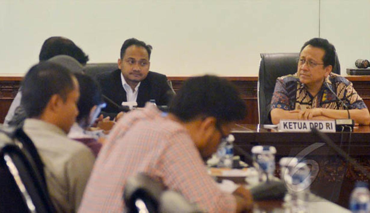 Ketua DPD RI Irman Gusman (kanan) didampingi Ketua Komite I DPD Fahrul Rozi (kedua kanan) menerima audiensi Masyarakat Sipil Anti Korupsi yang diwakili oleh aktivis ICW diruang pimpinan DPD, Jakarta, Kamis (12/2/2015). (Liputan6.com/Andrian M Tunay)
