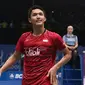 Tunggal Putra Indonesia, Jonatan Christie menatap ke atas saat laga melawan Hsu Jen Hao (Taiwan) di babak pertama Indonesia Open 2017 di Jakarta, Rabu (14/6). Jonatan sukses unggul dengan skor 21-17 dan 21-15. (Liputan6.com/Helmi Fithriansyah)