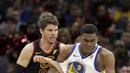 Pemain Golden State Warriors, Kevon Looney (kanan) berusaha melewati adangan pemain Cavaliers, Kyle Korver pada lanjutan NBA basketball game di Quicken Loans Arena, Cleveland, (15/1/2018). Warriors menang 118-108. (AP/Tony Dejak)