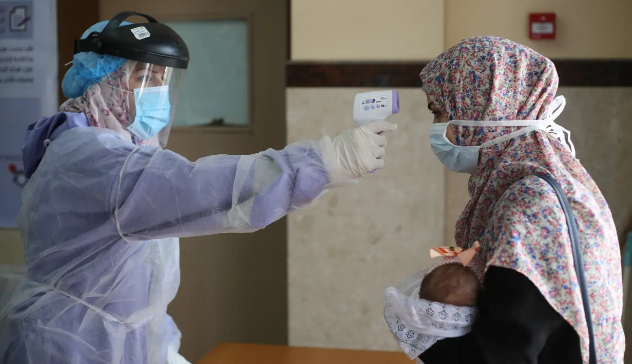 Seorang wanita Palestina menjalani pengecekan suhu tubuh di sebuah pusat layanan kesehatan saat pemberlakuan lockdown, Kota Rafah, Jalur Gaza, 9 September 2020. (Xinhua/Khaled Omar)