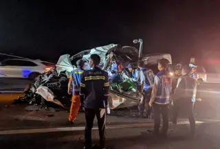 Mikrobus Hantam Truk di Tol Pandaan-Malang (Antara)