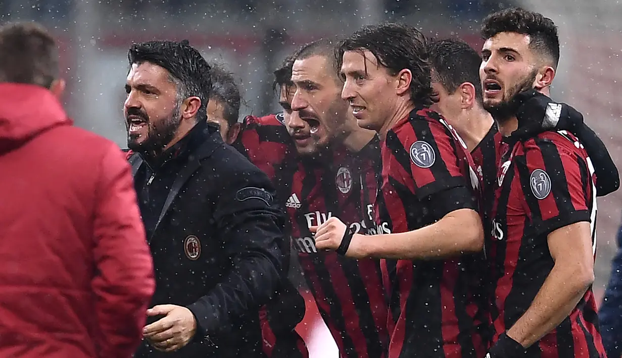 Pelatih AC Milan, Giancarlo Gonzalez bersama timnya merayakan kemenangan atas Bologna dalam lanjutan pekan ke-16 Liga Italia di Stadion San Siro, Senin (11/12) dini hari. AC Milan menang tipis 2-1 atas Bologna. (AFP PHOTO / MARCO BERTORELLO)