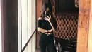 Skinny pants hitamnya kali ini dipadukan Susan Sameh dengan crop off shoulder top nya. Membiarkan rambutnya terurai manja, tampilan kekasih Fero Walandouw ini seksi dan menggoda banget. (Instagram/susansameeh)