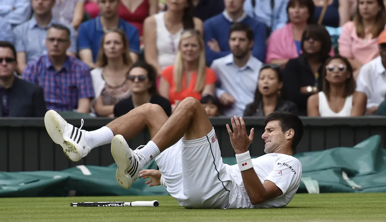 Djokovic harus jatuh bangun menahan pukulan Roger Federer. (AP Photo/Toby Melville)