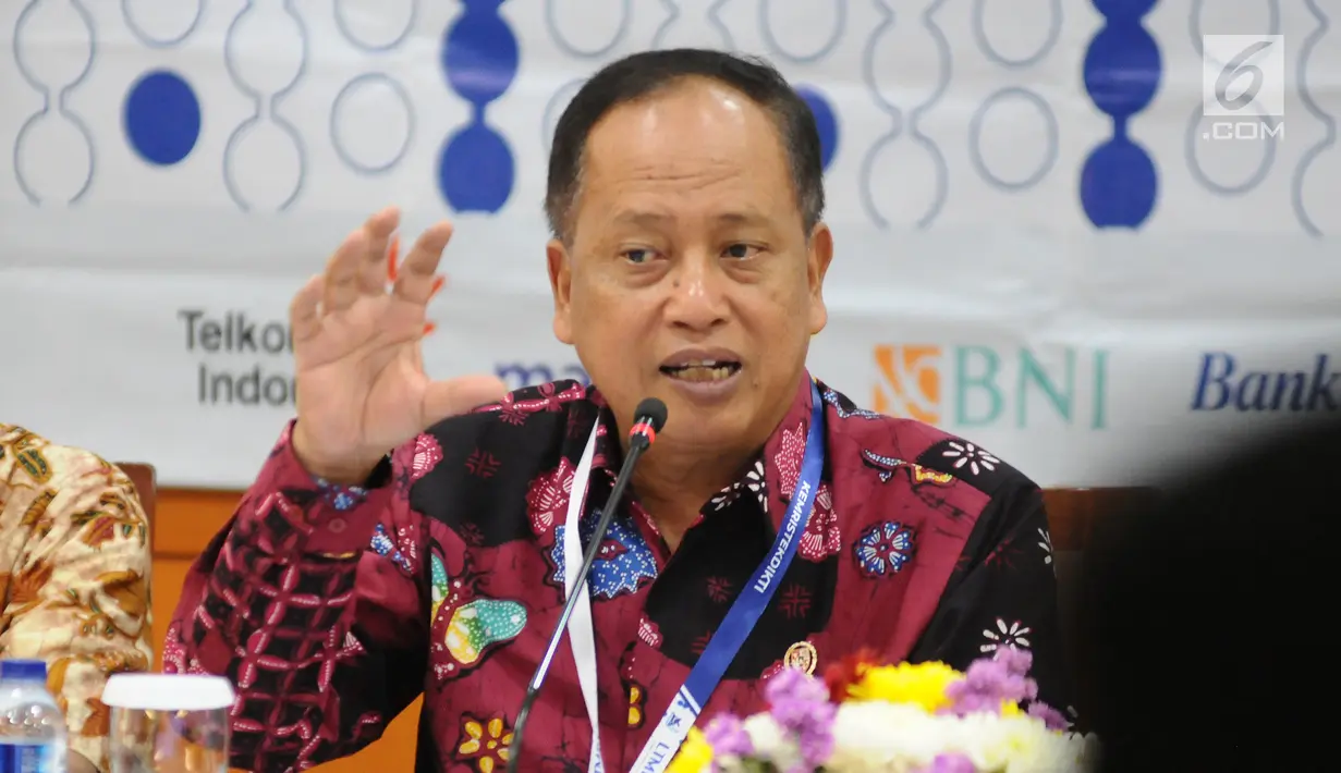 Menristekdikti M Nasir (tengah) memberi paparan pengumuman hasil Seleksi Nasional Masuk Perguruan Tinggi Negeri (SNMPTN) 2019 di Jakarta, Jumat (22/3). Dari 478.608 pendaftar, 92.331 siswa dinyatakan lolos  SNMPTN 2019. (Liputan6.com/Herman Zakharia)