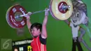 Lifter Riau, Fatmawati melakukan angkatan clean and jerk kelas 58kg PON XIX Jabar di Gymnasium Si Jalak Harupat, Kab Bandung, Rabu (21/9). Fatmawati meraih perak dengan total angkatan 190kg. (Liputan6.com/Helmi Fithriansyah)
