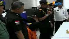 Tersangka perempuan pembawa sabu dalam pembalut ditangkap di Bandara Husein Sastra Negara Bandung, Jawa Barat, saat turun dari pesawat Malindo Air.