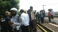 Seorang kakek pedagang sayuran tewas terserempet kereta api Argo Parahyangan di perlintasan Plered, Kecamatan Plered, Purwakarta, Jawa Barat. (Liputan6.com/Abramena)