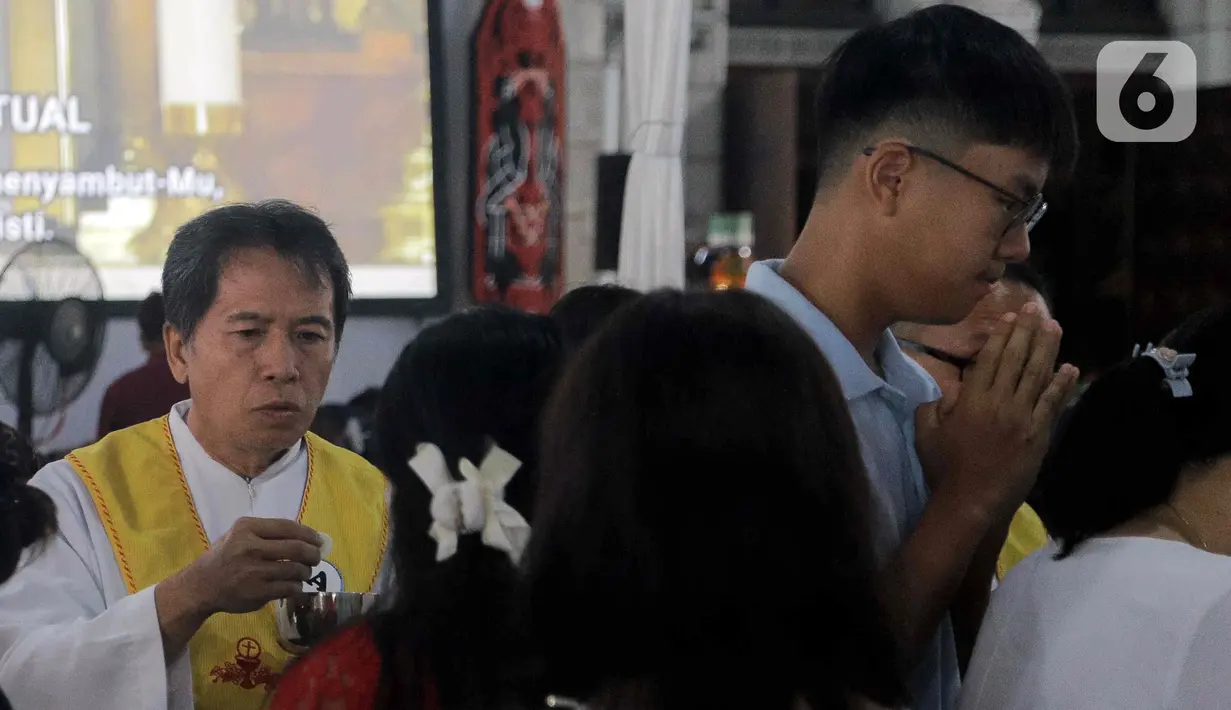 Pihak Gereja Katedral Jakarta menyediakan 3.172 kursi yang terbagi di beberapa titik untuk umat yang akan beribadah. (Liputan6.com/Herman Zakharia)