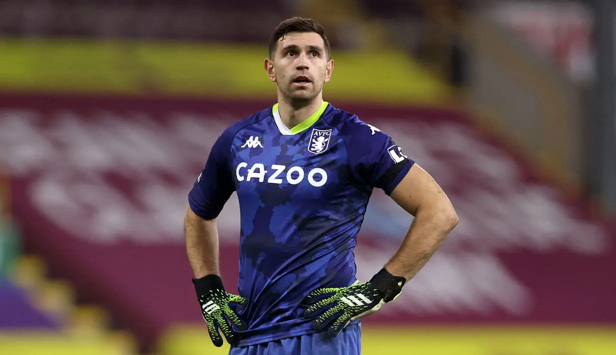 Gelar juara Copa Amerika 2021 yang disabet oleh Argentina tak lepas dari jasa Emiliano Martinez. Kiper Aston Villa tersebut mampu tampil mengesankan saat menyingkirkan Kolombia di babak semifinal. Sayangnya, Ia tak masuk dalam nominasi penghargaan Ballon d'Or tahun ini. (AFP/Pool/Carl Recine)