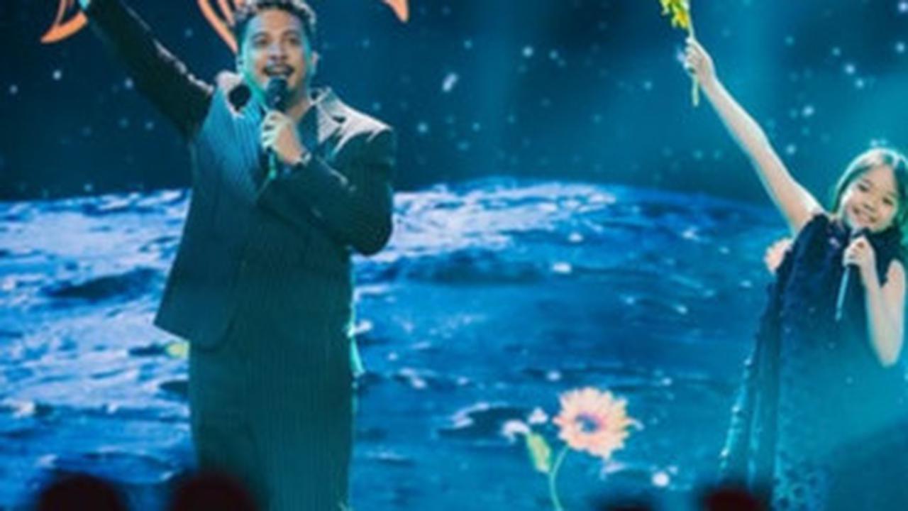 Potret Aksi Panggung Gempi Bareng Sal Priadi, Masih Malu Merasa Suara Cempreng - Gisel Bangga Punya Anak Bertalenta