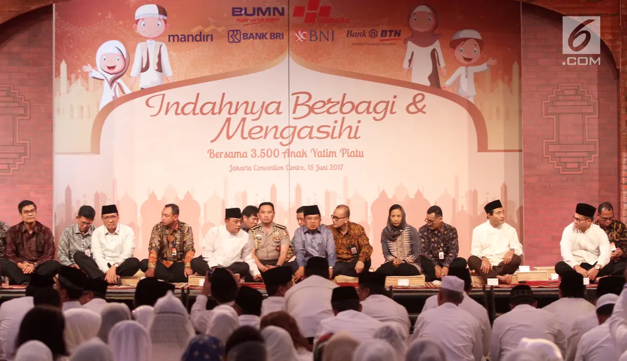 Wapres Jusuf Kalla, Ketua Himbara Maryono, Menteri BUMN Rini M. Soemarno dan jajaran Direksi Bank-bank BUMN dalam acara buka puasa bersama anak yatim di JCC, Jakarta, Kamis (15/06). (Liputan6.com/Fery Pradolo)