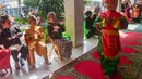 Pergelaran tersebut menjadi bagian dari upaya sekolah dalam memperingati jasa Raden Adjeng Kartini sebagai tokoh pelopor emansipasi perempuan di Indonesia. Tampak dalam foto, salah satu siswa mengikuti pergelaran busana tradisional saat peringatan Hari Kartini di Taman Kanak-Kanak Hidayatusshibyan, Cinere, Depok, Jawa Barat, Selasa (21/4/2026). (merdeka.com/Arie Basuki)