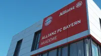 FC Bayern Campus yang berdiri pada Agustus 2017. Tempat ini menjadi representasi Bayern dalam upaya untuk menciptakan pemain. Sebelumnya, Bayern juga sudah punya akademi yang dikelola dengan sangat baik. (Bola.net/Asad Syamsul Arifin)