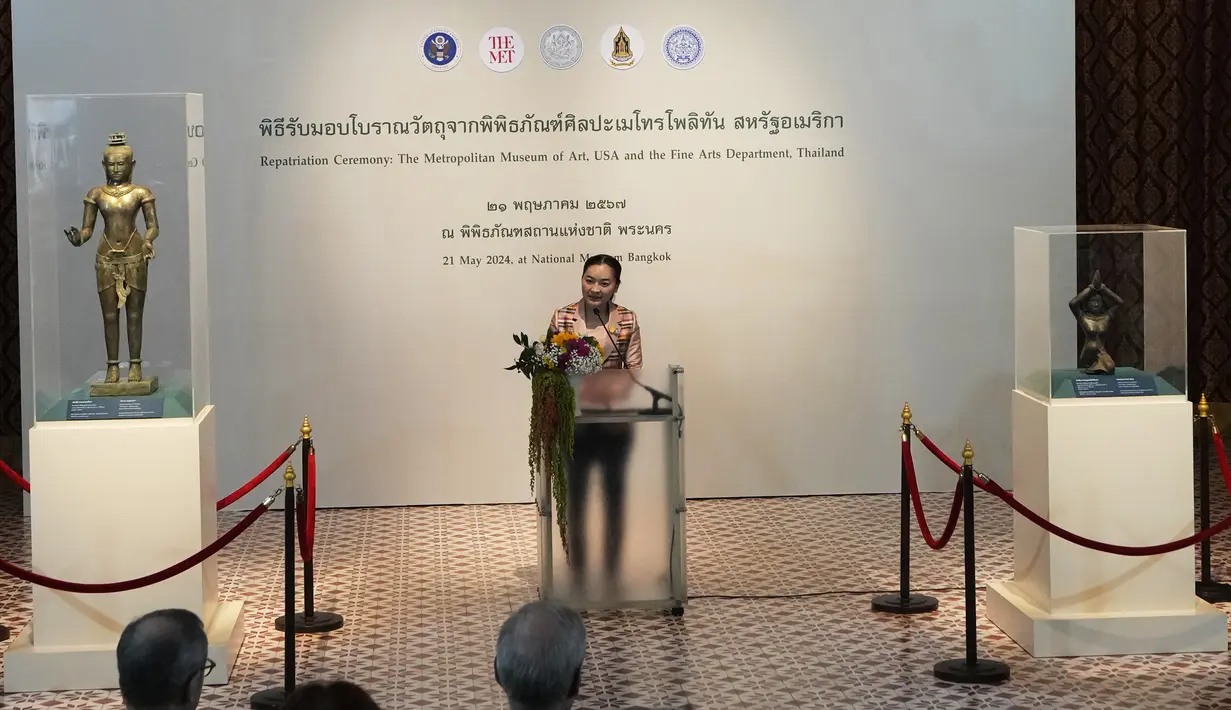 Menteri Kebudayaan Thailand Sudawan Wangsuphakijkosol mengungkapkan rasa terima kasih negaranya atas pengembalian benda-benda tersebut. (AP Photo/Sakchai Lalit)