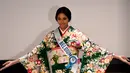 Miss Belgia, Virginie Philippot berpose mengenakan baju tradisional Kimono saat konferensi pers Miss International Beauty Pageant di Tokyo (27/10). Final Miss International Beauty Pageant ke-57 diadakan pada 14 November mendatang (Toshifumi KITAMURA/AFP)