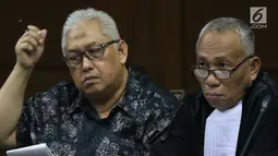 Terdakwa dugaan suap anggota Komisi I DPR 2014-2019 Fayakhun Andriadi terkait penambahan anggaran untuk pengadaan proyek satelit monitoring dan drone Bakamla, Erwin Syaaf Arief (kiri) saat menjalani sidang lanjutan di Pengadilan Tipikor, Jakarta, Senin (5/8/2019). (Liputan6.com/Helmi Fithriansyah)