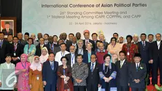 Wapres Jusuf Kalla (tengah) bersama peserta ICAPP foto bersama di acara Konferensi Internasional Partai Politik se-Asia atau International Conference of Asian Political Parties (ICAPP) 2016 di Jakarta, Jumat (22/4). (Liputan6.com/Johan Tallo)