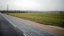 Suasana jalan raya berpanel surya di Tourouvre, Normandia (22/12). Prancis mengklaim ini merupakan jalan raya pertama dengan panel surya pertama di dunia. (Reuters/Benoit Tessier)