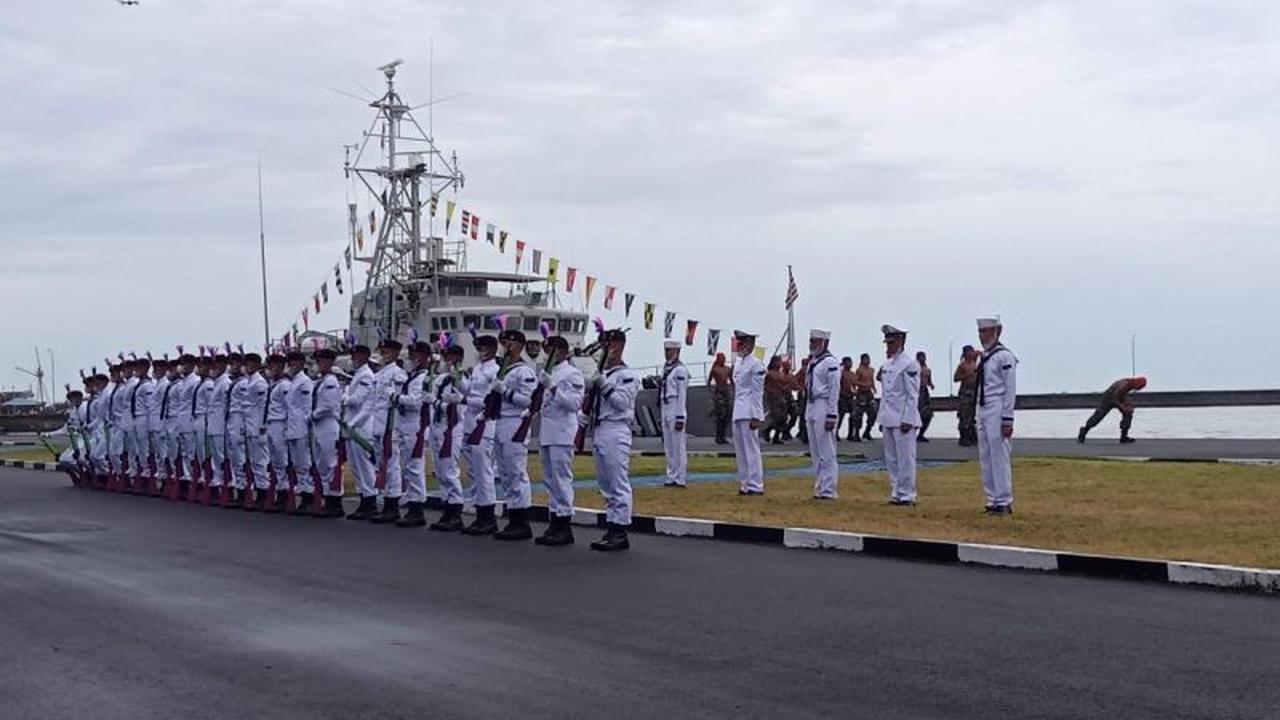 KRI Bima Suci Makassar: Kapal Latih Kebanggaan TNI AL Sandar, Sambutan Meriah Warnai Lattek KJK 2025