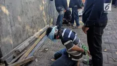 Rekaman video tim Densus 88 tengah menyergap terduga teroris di Sidoarjo.