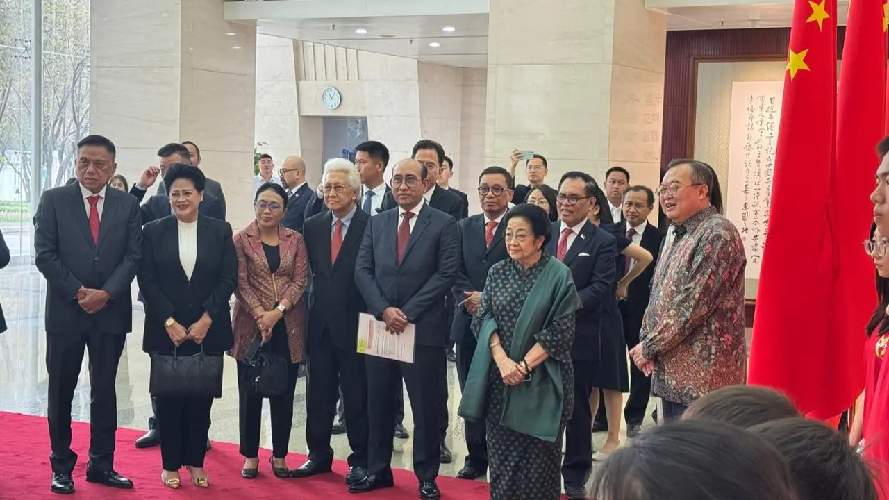 Ketua Umum PDI Perjuangan (PDIP) Megawati Soekarnoputri, melakukan pertemuan dan dialog hangat dengan Menteri Departemen Hubungan Internasional Komite Sentral Partai Komunis China (IDCPC), Liu Jianchao, di kantor IDCPC, Beijing, Rabu (9/7/2025).