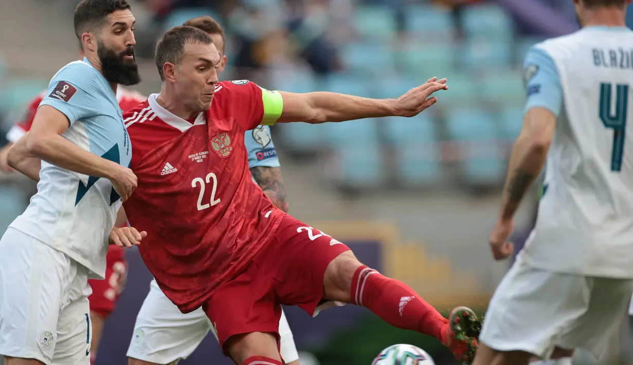 Artem Dzyuba. Striker St. Petersburg berusia 32 tahun ini telah bersinar bersama Rusia saat mencapai babak perempatfinal Piala Dunia 2018. Bersama St. Petersburg musim ini, ia mampu mencetak 22 gol dan 9 assist dalam 34 penampilan di semua ajang. (AFP/Dimitar Dilkoff)