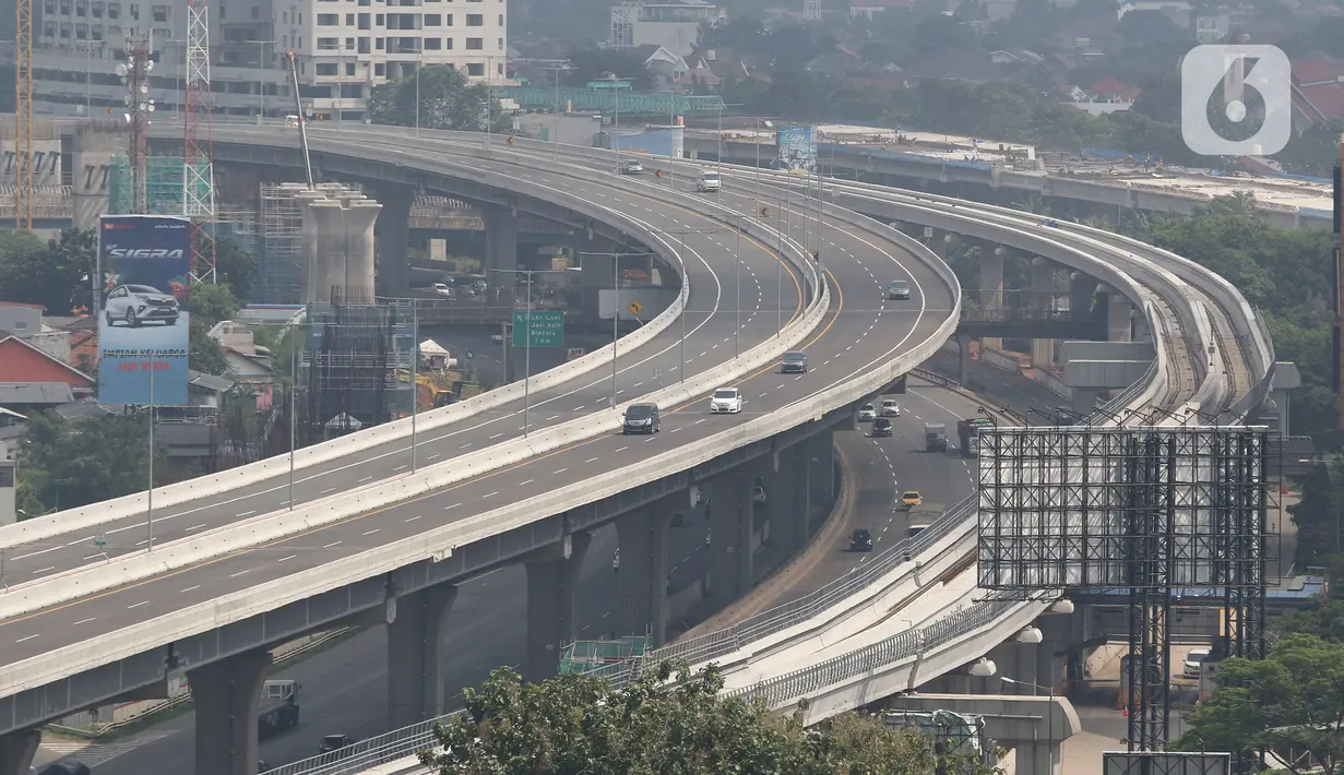 Kendaraan melintas di Tol Layang Jakarta-Cikampek, Bekasi, Jawa Barat, Minggu (7/6/2020). Jalan Tol Layang Jakarta Cikampek II (Eleveted) mulai hari ini kembali beroperasi setelah sebelumnya ditutup total akibat kebijakan larangan mudik Lebaran sejak Minggu (7/5/2020). (Liputan6.com/Herman Zakharia)