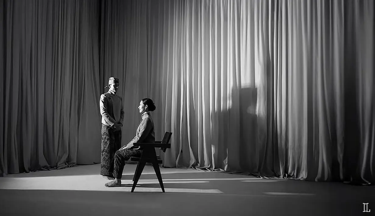 Tampilan Athina Papadimitriou dan Rio Haryanto yang tampil begitu bersahaja dalam foto prewedding. [Foto: Instagram/ Bridestory/ Foto by: @leonardiwedding]
