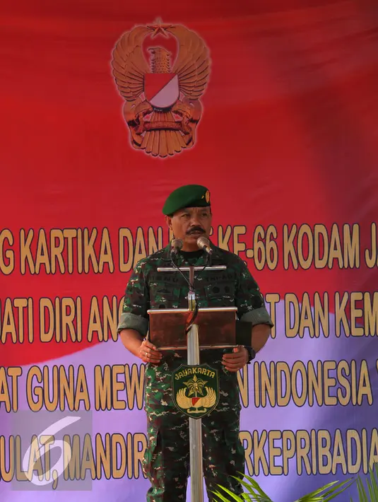 Brigjen TNI Ibnu Triwidodo memberikan pidato saat Hari Juang Kartika ke-70 dan HUT ke-66 Kodam Jaya di Teluknaga, Tangerang, Selasa (22/12). Korem 052 Wijayakrama memberikan pengobatan gratis dan membangikan kaca mata. (Liputan6.com/Faisal R Syam)