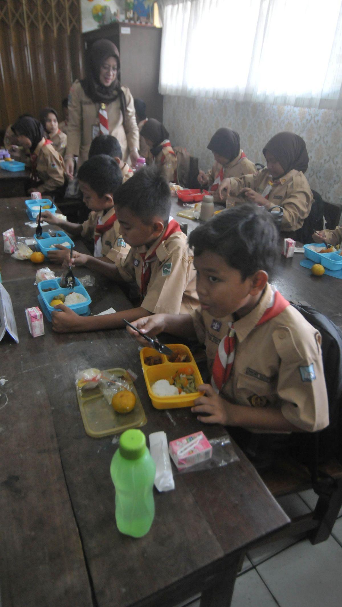 "Selama uji coba ini kami menggunakan dana MPG sendiri. Kami melibatkan UMKM katering dalam penyiapan bahan makanan bergizinya," ujarnya.&nbsp;Foto: Merdeka.com/Imam Buhori
