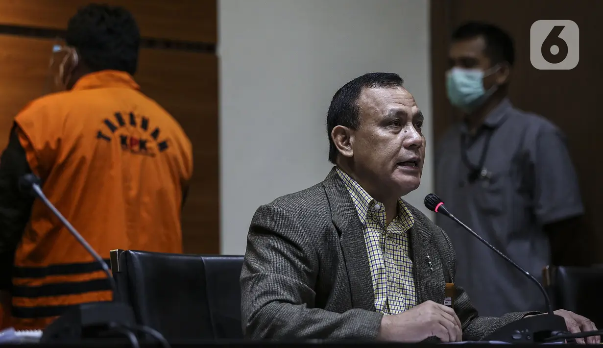 Ketua KPK Firli Bahuri saat menyampaikan keterangan pers terkait penanganan perkara Wali Kota Tanjung Balai M Syahrial di Gedung KPK, Jakarta, Sabtu (24/4/2021). Selain M Syahrial, kasus ini menyeret pengacaranya yang bernama Maskur dan penyidik KPK Stefanus Robin Pettuju. (Liputan6.com/Johan Tallo)