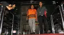 Tersangka korupsi Kepala Dinas Pertambangan dan Energi Pemerintah Provinsi Papua, Jannes Johan Karubaba meninggalkan Gedung KPK usai menjalani pemeriksaan, Jakarta, Rabu (11/3/2015). (Liputan6.com/Helmi Afandi)
