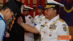 Citizen6, Surabaya: KSAL didampingi Komadan Kobangdikal Laksamana Muda TNI Sadiman dan Komandan STTAL Kolonel Laut (E) Ir. Achmad Jamaludin melantik  88 orang wisudawan. (Pengirim: Penkobangdikal)