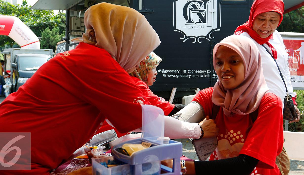 Pengunjung melakukan pemeriksaan kesehatan secara gratis, Jakarta, Minggu (27/9/2015). Yayasan Jantung Indonesia menggelar acara bazar dan promosi 'Food for Heart' dalam rangka memperingati Hari Jantung Sedunia 2015. (Liputan6.com/Yoppy Renato)