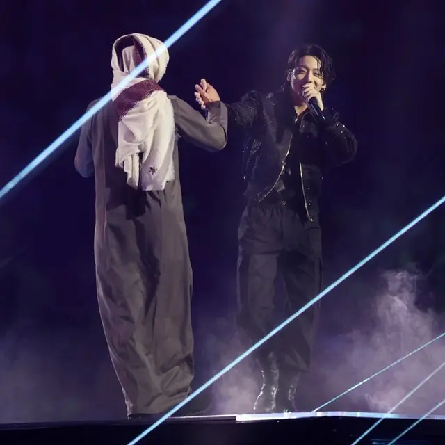 Jungkook BTS dan Fahad Al-Kubaisi di Upacara Pembukaan Piala Dunia 2022. (Foto: Twitter/FIFAWorldCup)