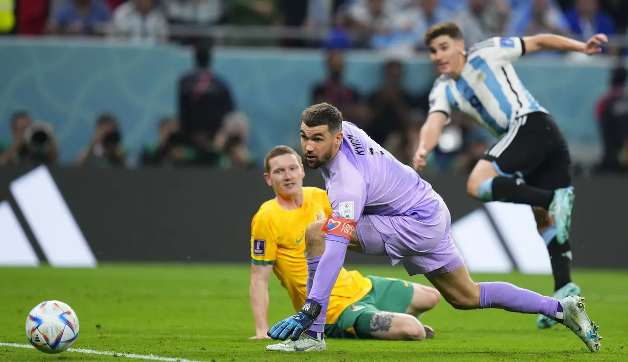 Tanpa kesulitan, striker milik Manchester City itu mampu menjebol gawang Autralia dengan mudah dan mengubah skor menjadi 2-0. (AP/Petr David Josek)
