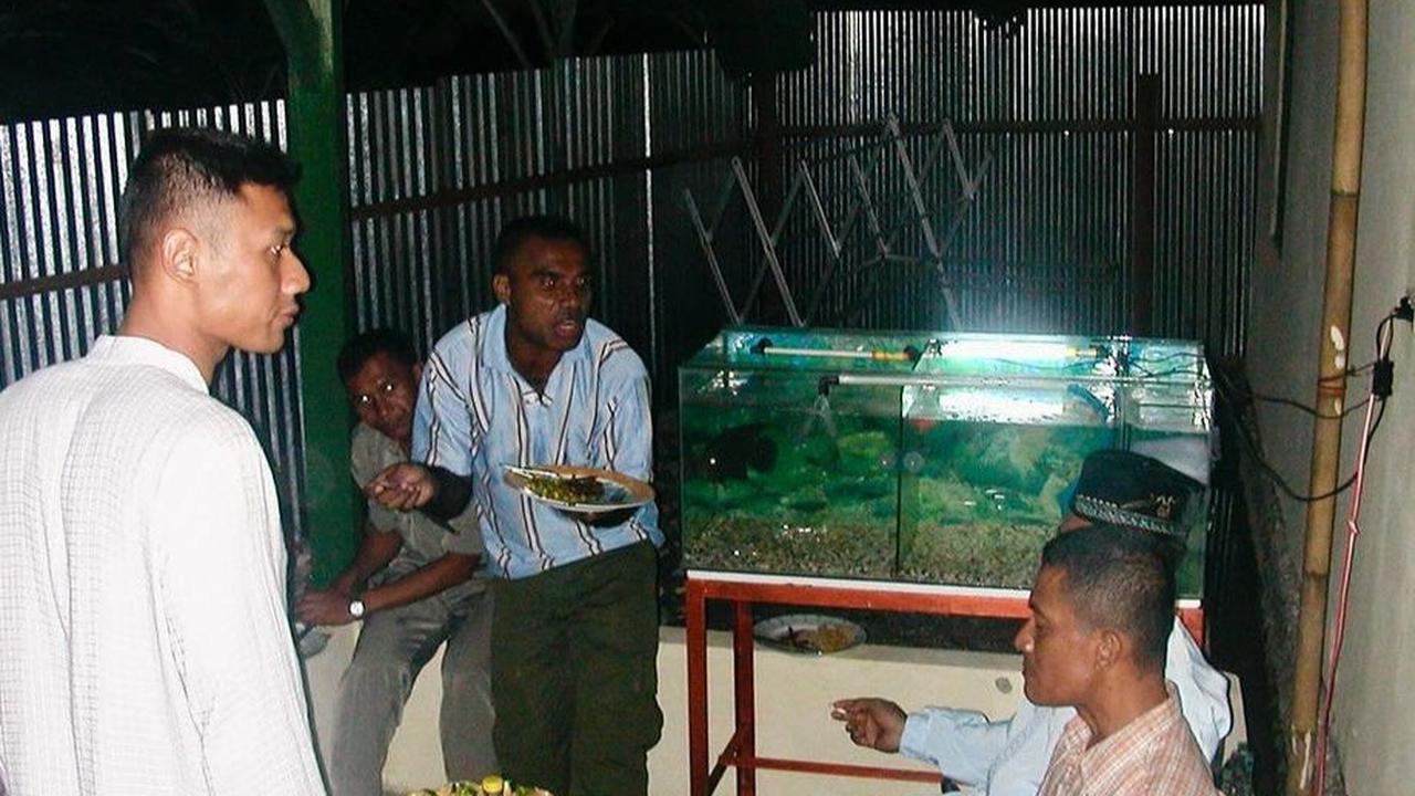 "<i>undang perwira-perwira senior dan seangkatan ke rumah dinas sederhana sang letnan,</i>" sambungnya.&nbsp;<br>
