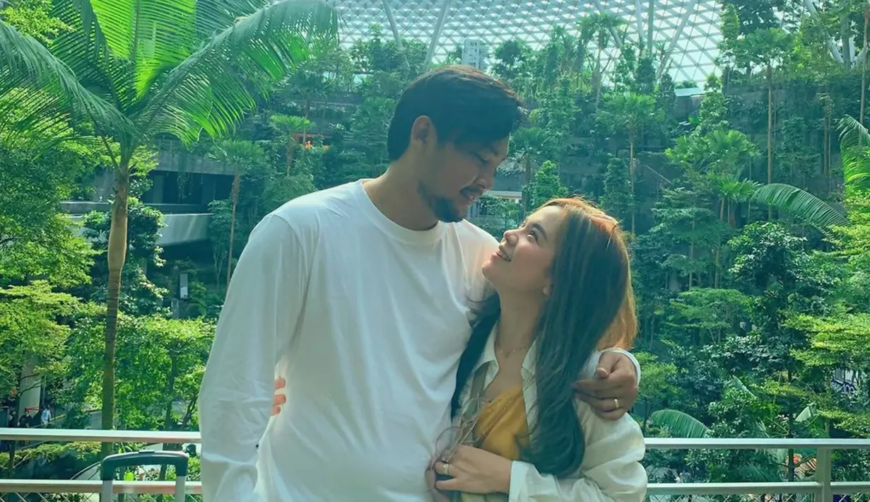 Menyempatkan liburan bersama suami di awal tahun 2023. Dalam media sosial Instagramnya, Sinta pun banyak mengunggah potret keseruannya saat berada di Negeri Singa tersebut. Selain itu sosok wanita yang viral karena lip sync lagu Keong Racun ini penampilannya semakin  menawan. (Liputan6.com/IG/@sisisinta)