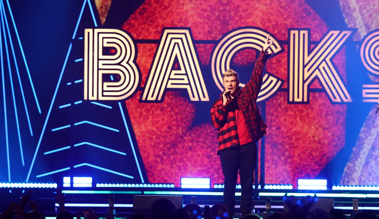 Aksi panggung personil Backstreet Boys, Nick carter selama Jingle Ball 2022 iHeartRadio KISS108 di TD Garden pada 11 Desember 2022 di Boston, Massachusetts (11/12/2022). Backstreet Boys menyanyikan lagu-lagu hits mereka. (Adam Glanzman/ Getty Images untuk iHeartRadio/AFP)