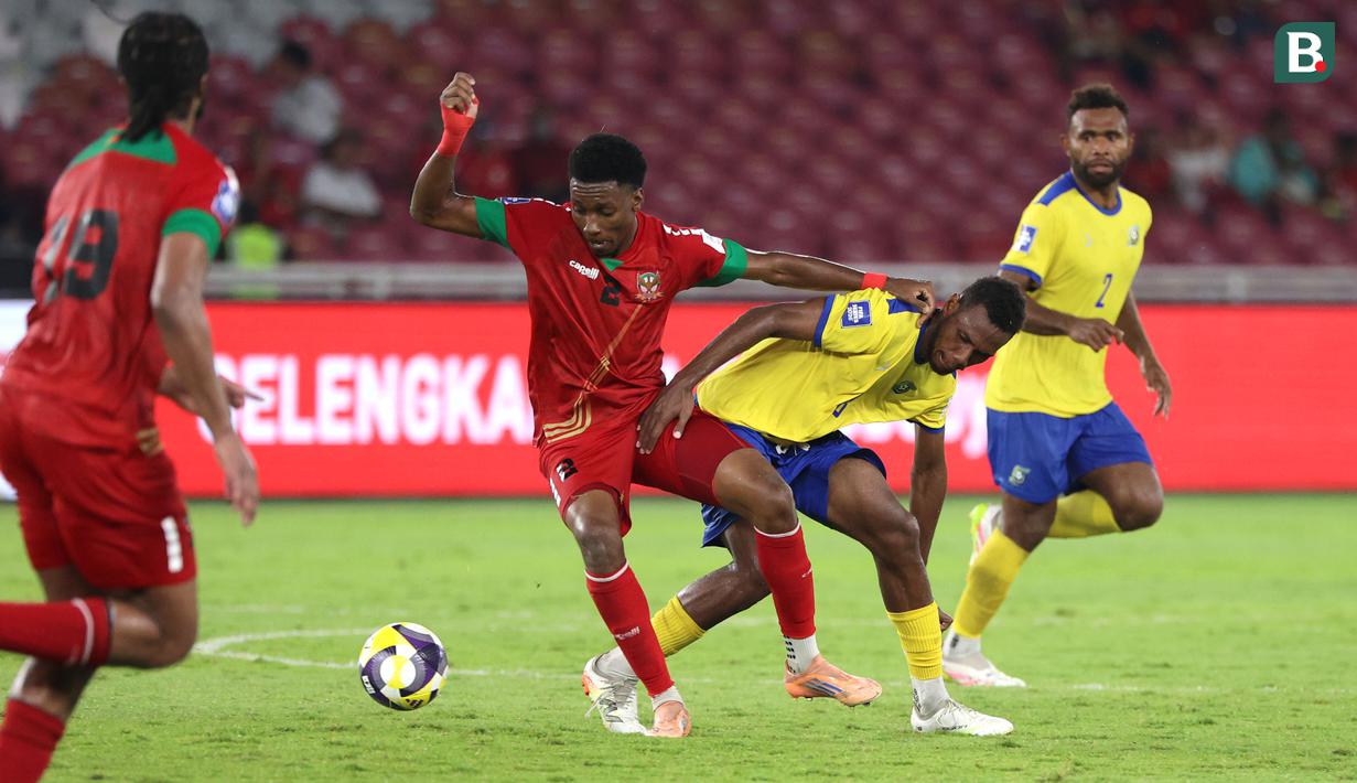 Pemain Timnas St Kitts and Nevis, Malique Roberts (kiri) berebut bola dengan pemain Kepulauan Solomon, Clivert Sam dalam laga perebutan peringkat ketiga FIFA Series 2026 di Stadion Utama Gelora Bung Karno, SUGBK, Senayan, Jakarta, Senin (30/03/2026). (Bola.com/M Iqbal Ichsan)
