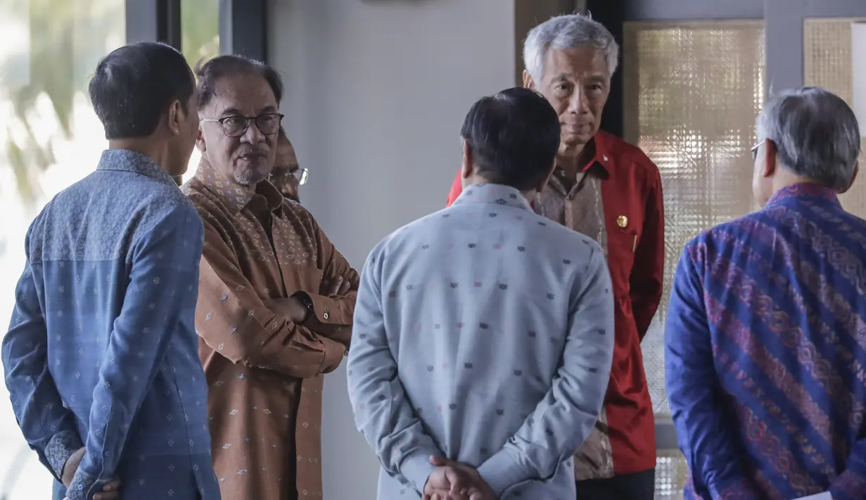 Perdana Menteri (PM) Singapura, Lee Hsien Loong terlihat memakai tenun bewarna merah cerah.  (Mast Irham/Pool Photo via AP)