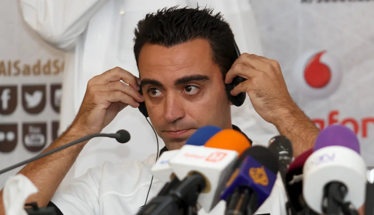 Gelandang baru Al Sadd, Xavi Hernandes saat konferensi pers usai tanda tangan kontrak bersama Al Sadd di Doha, Qatar, Kamis (11/6/2015). Xavi Hernandes akan dikontrak selama dua musim oleh Al Sadd.(Reuters/Naseem Zeitoon)